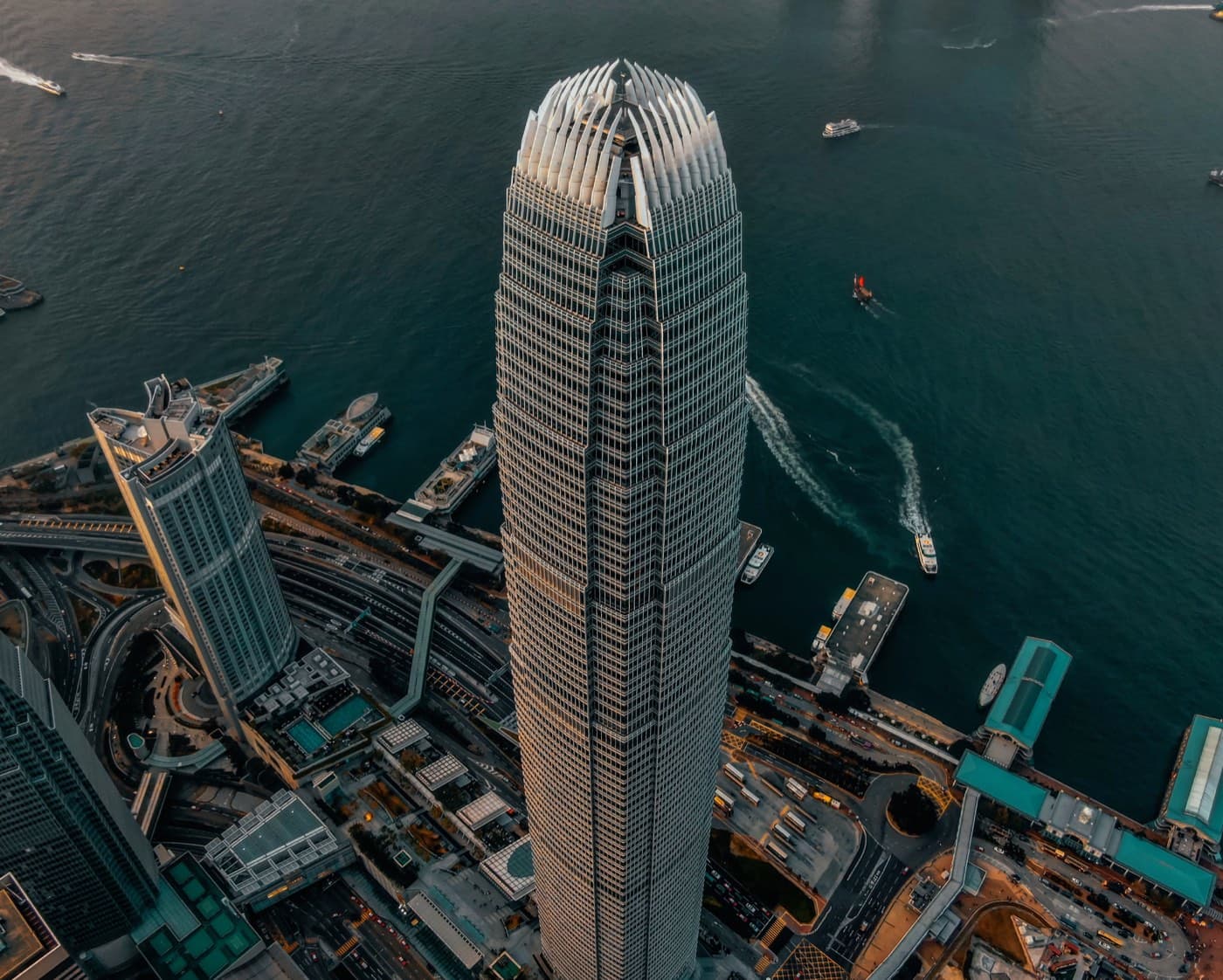 由高空俯瞰香港海旁嘅摩天大樓同海港