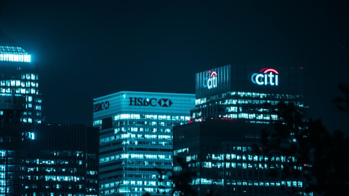 夜晚亮燈嘅銀行總行大廈