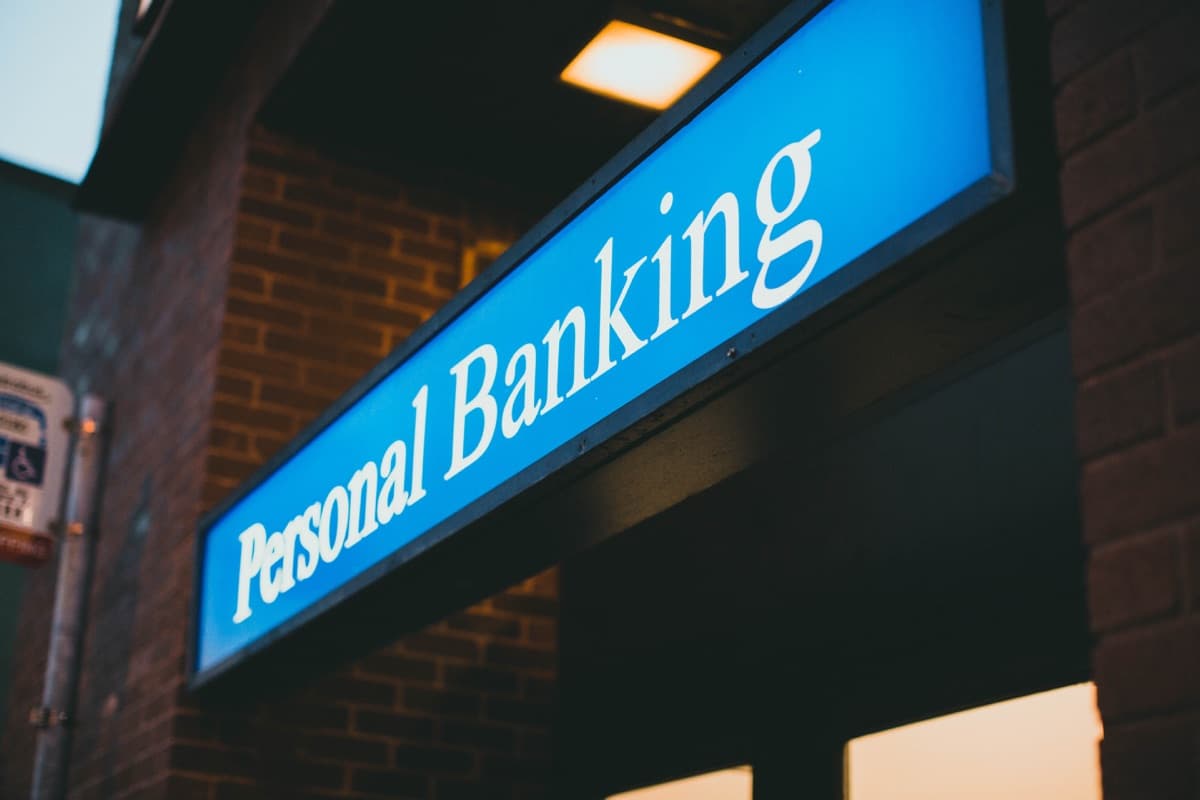 磚牆上面寫住「Personal Banking」嘅藍色招牌