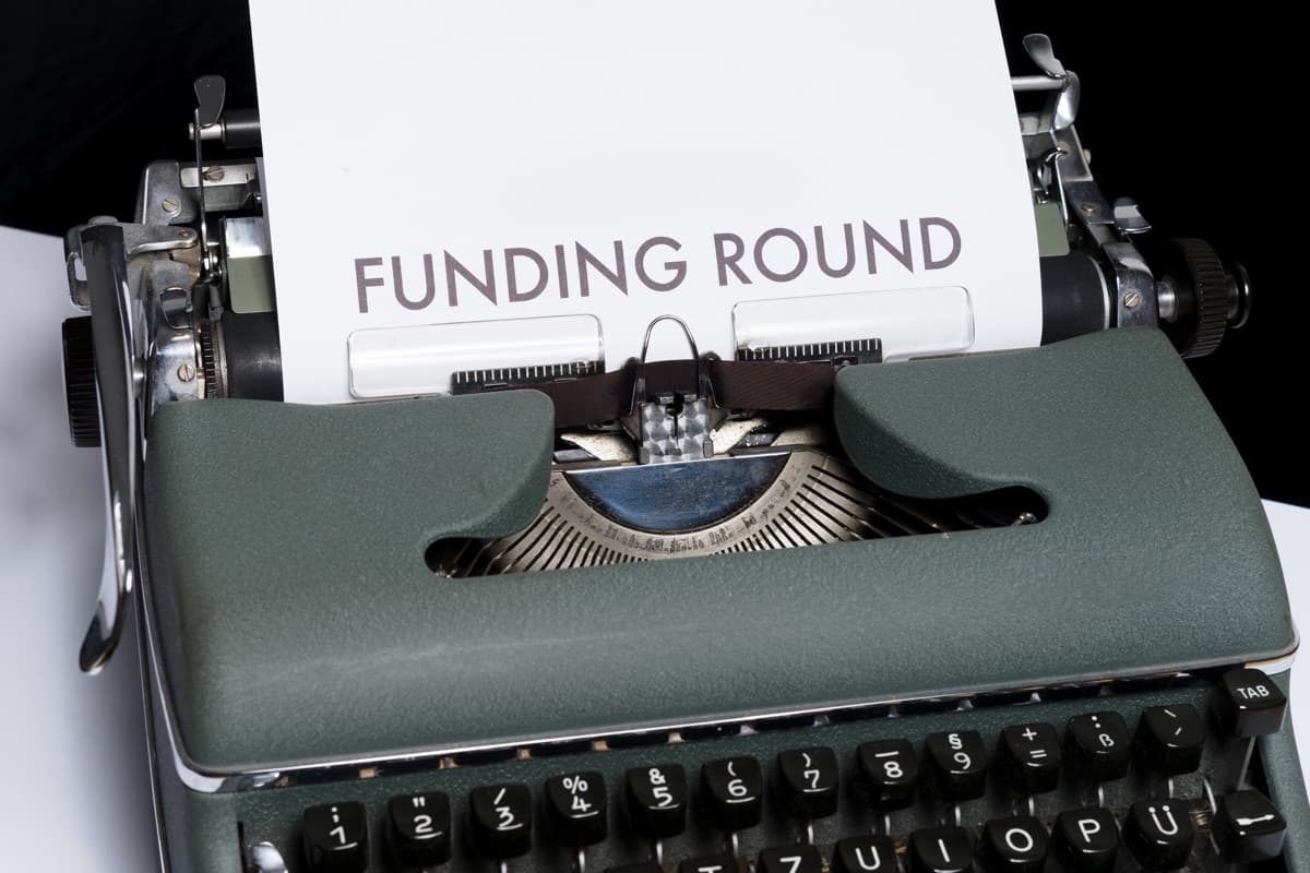 打字機入面插住一張寫住「FUNDING ROUND」嘅紙