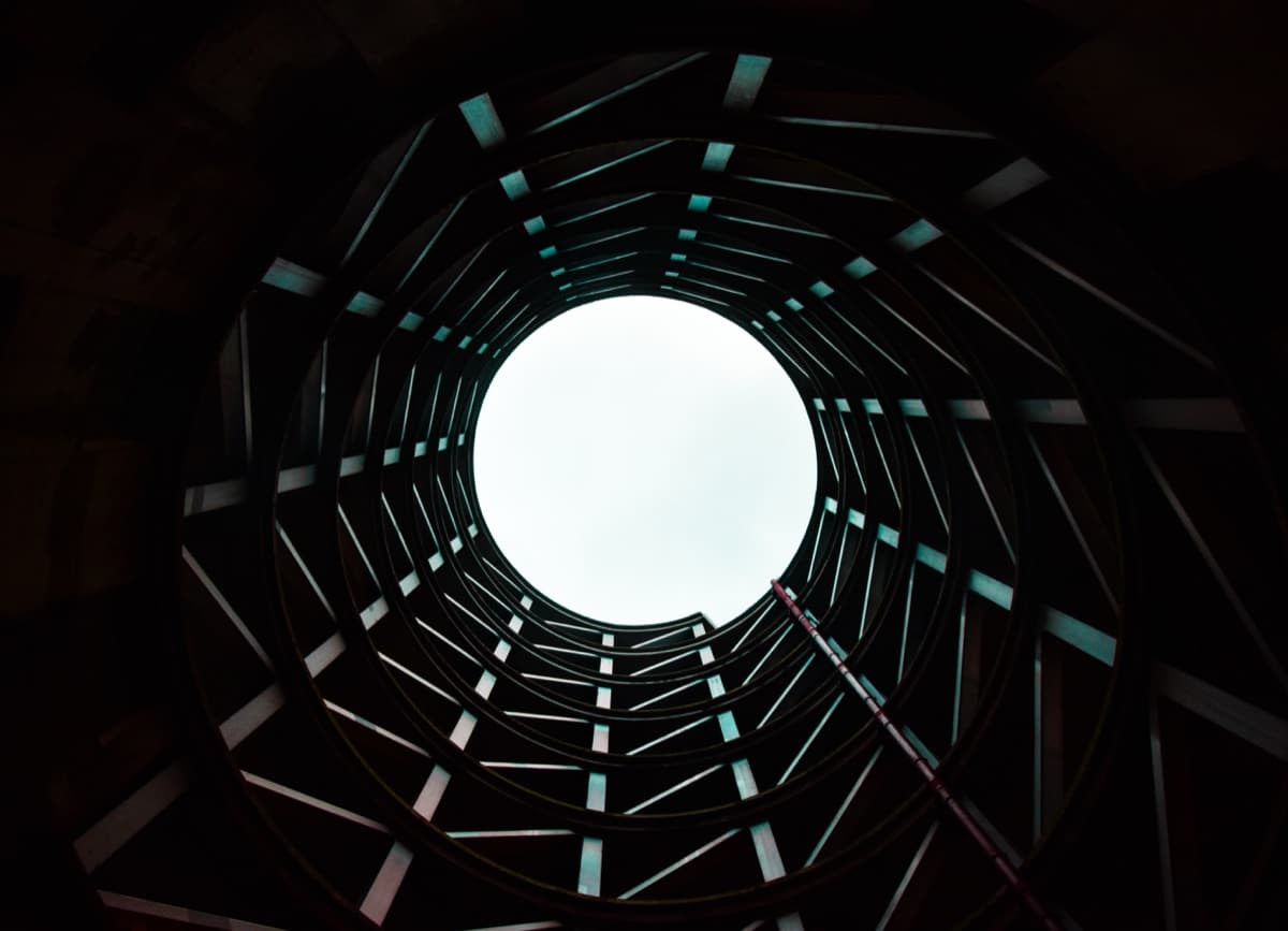 由下向上望嘅圓形螺旋建築,中間透出白光
